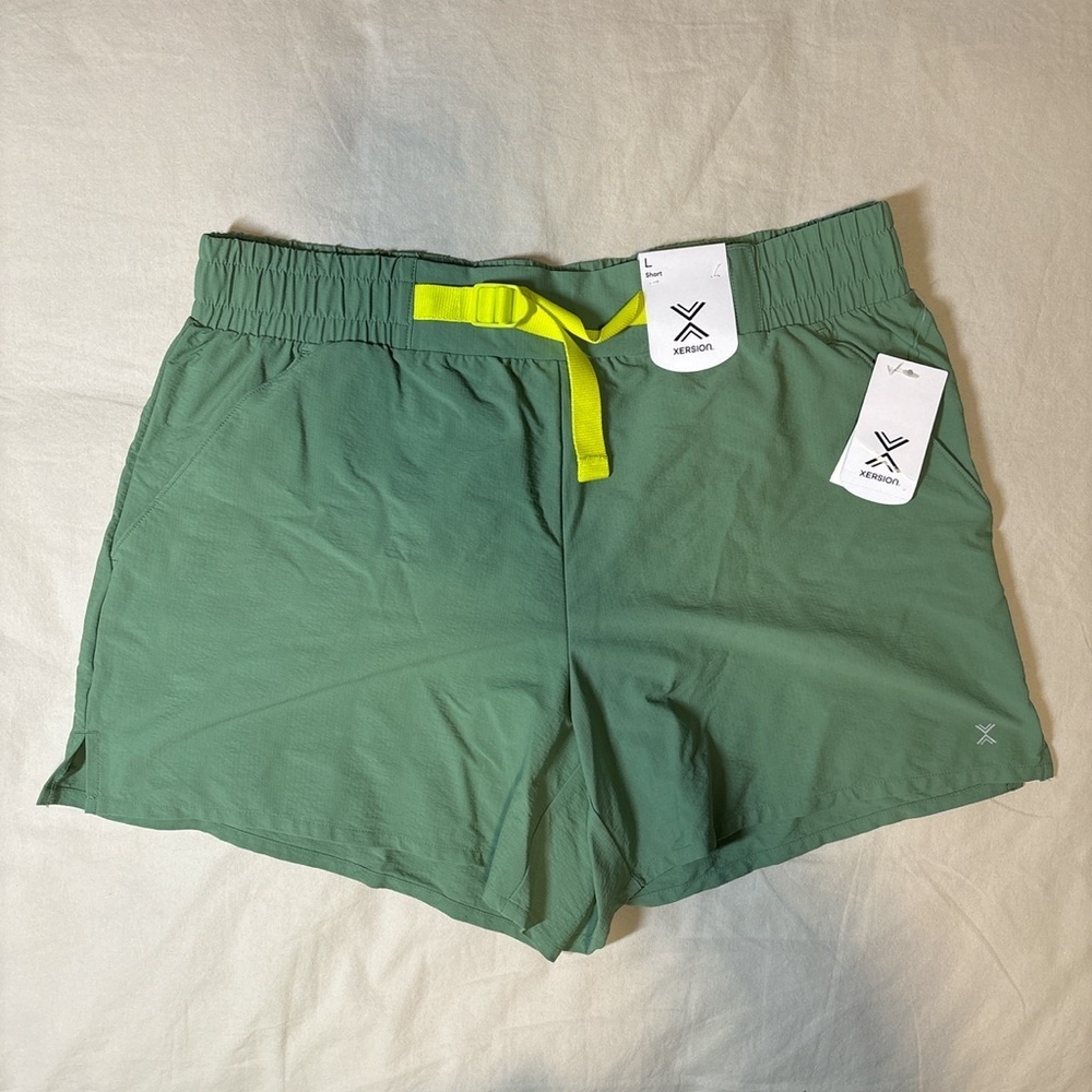 Xersion Belted athletic shorts in green | Sz L